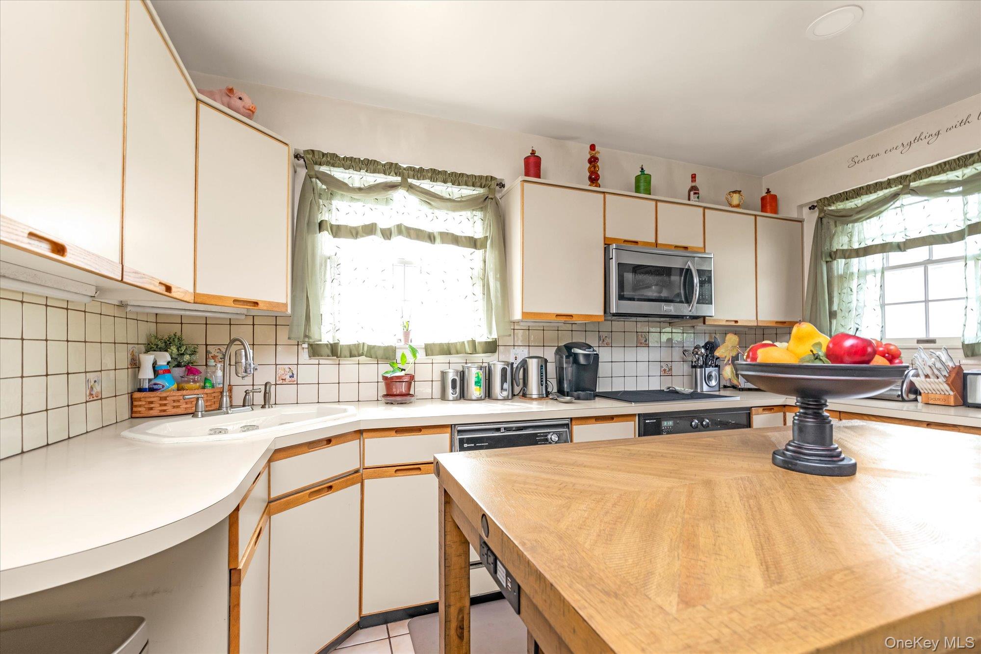 635 Rockland Street, Westbury, NY 11590