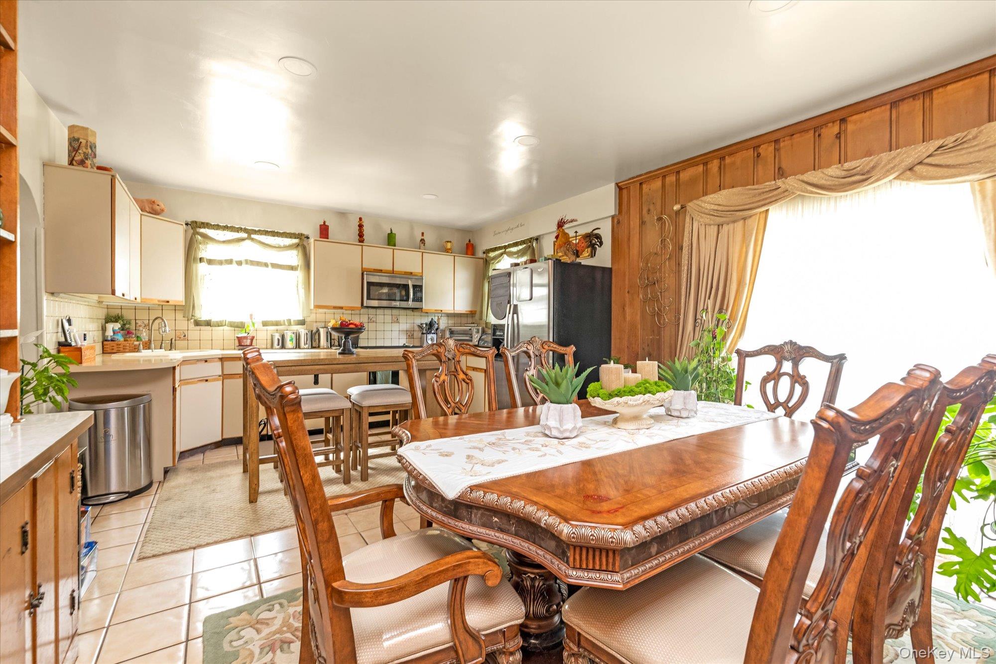 635 Rockland Street, Westbury, NY 11590