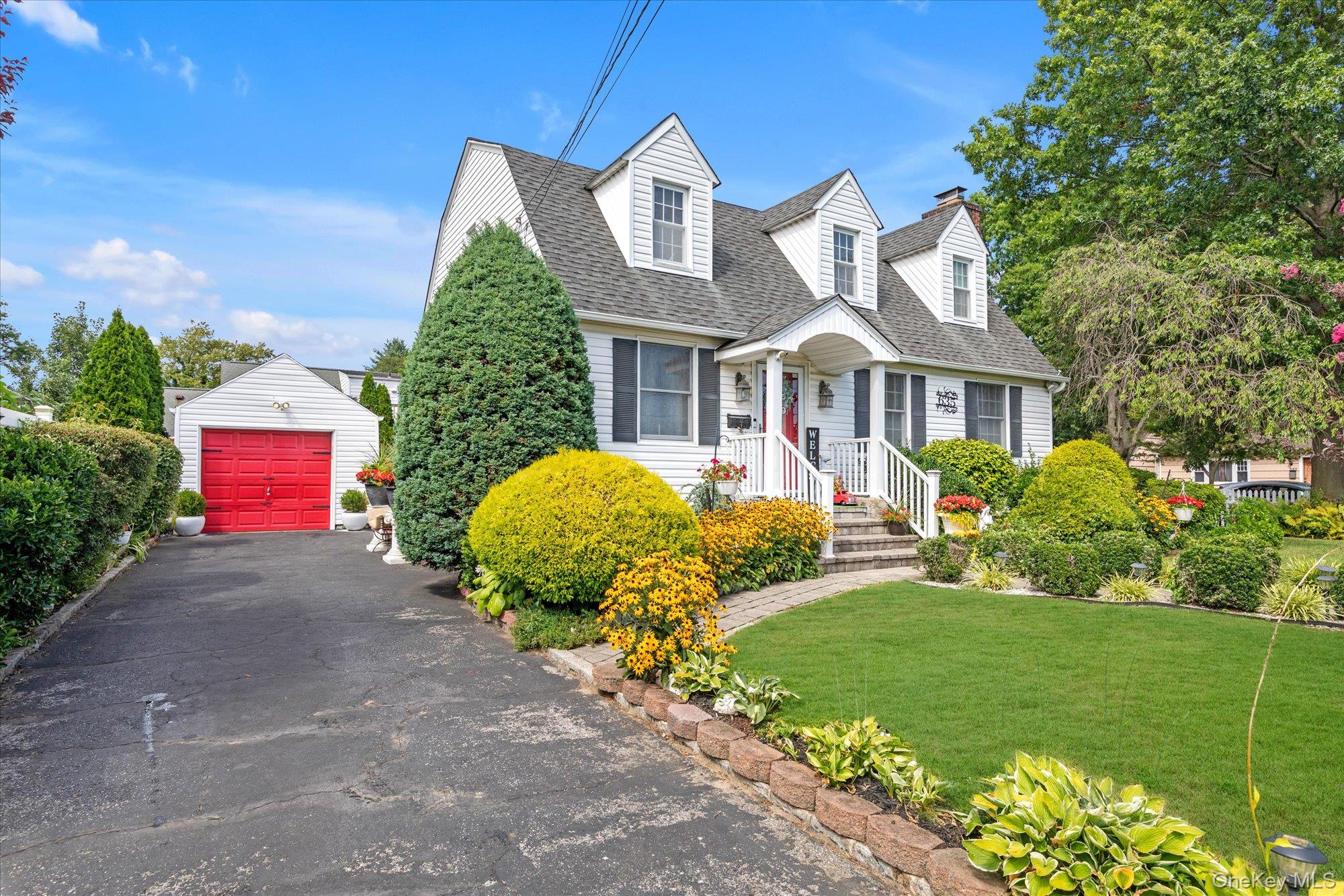 635 Rockland Street, Westbury, NY 11590