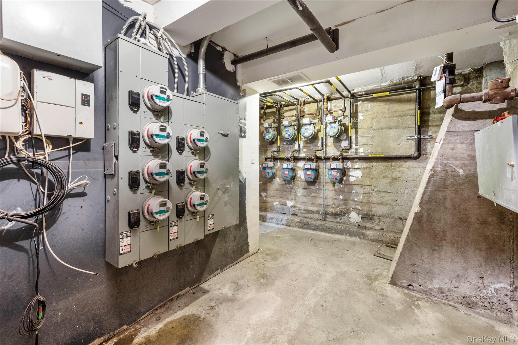 25-24 Broadway, Astoria, NY 11106