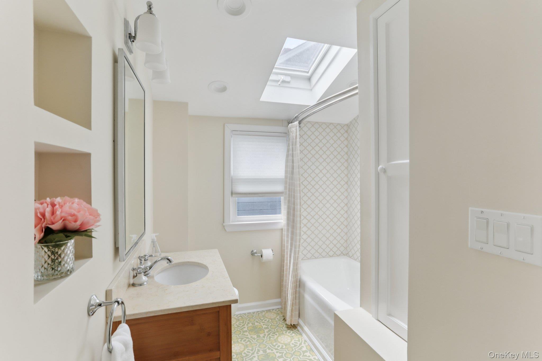 27 Soundview Place, Locust Valley, NY 11560