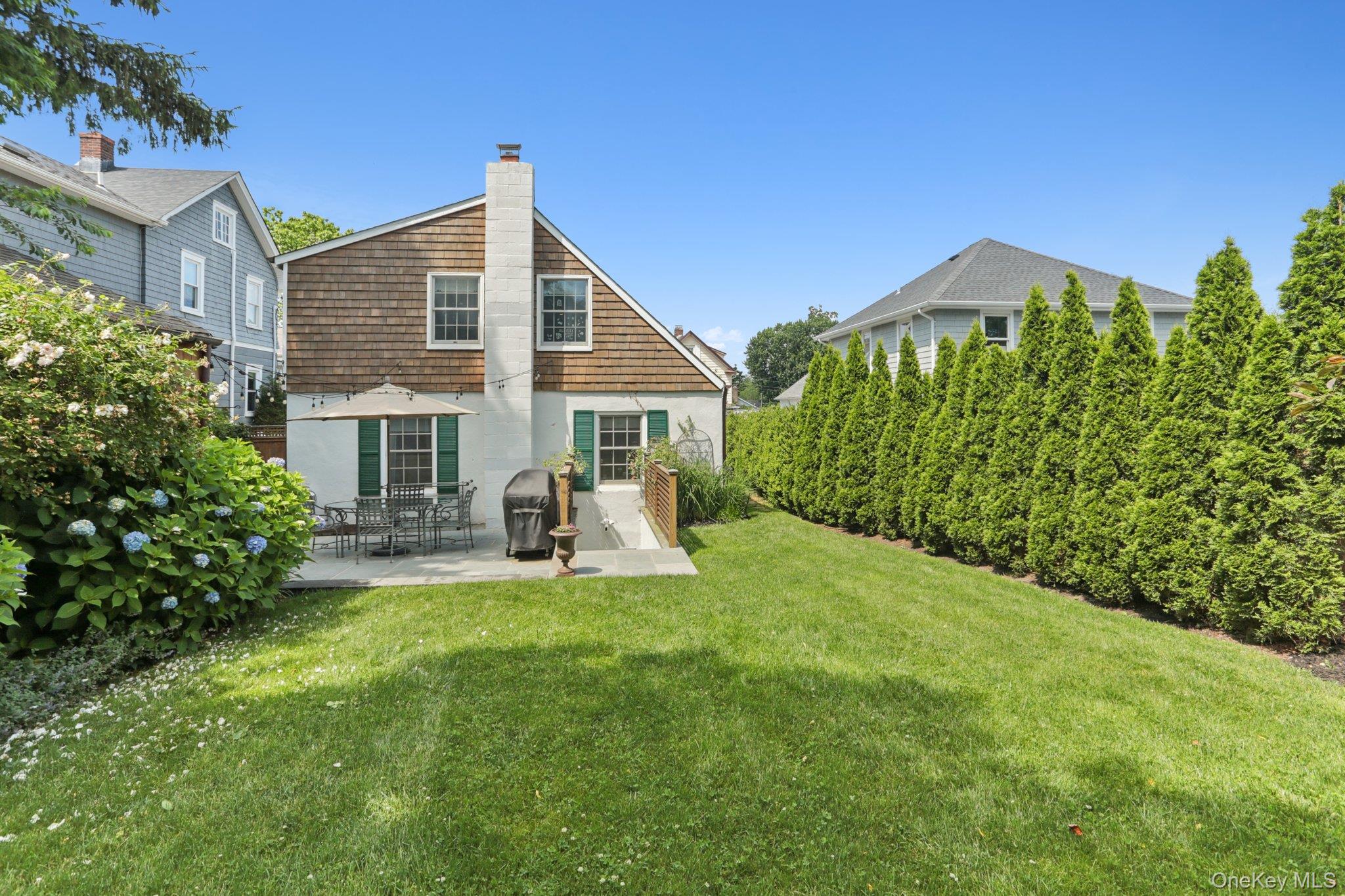 27 Soundview Place, Locust Valley, NY 11560