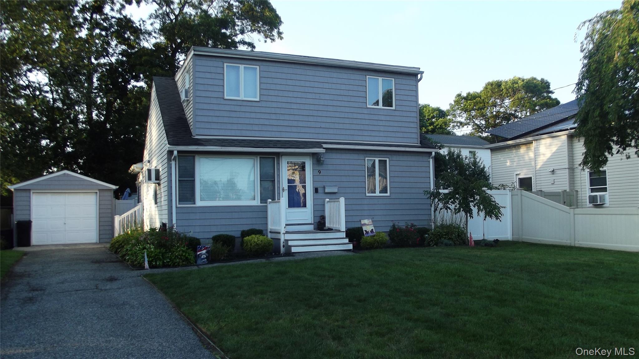 9 3rd Street, West Islip, NY 11795