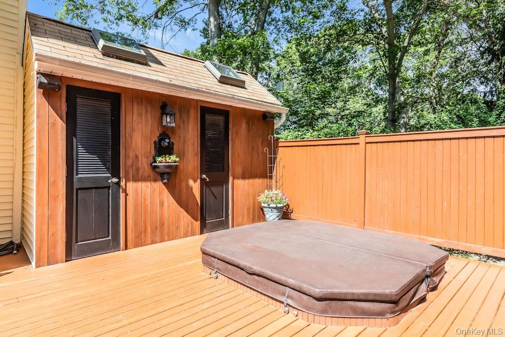 1 Damaris Court, Bayport, NY 11705