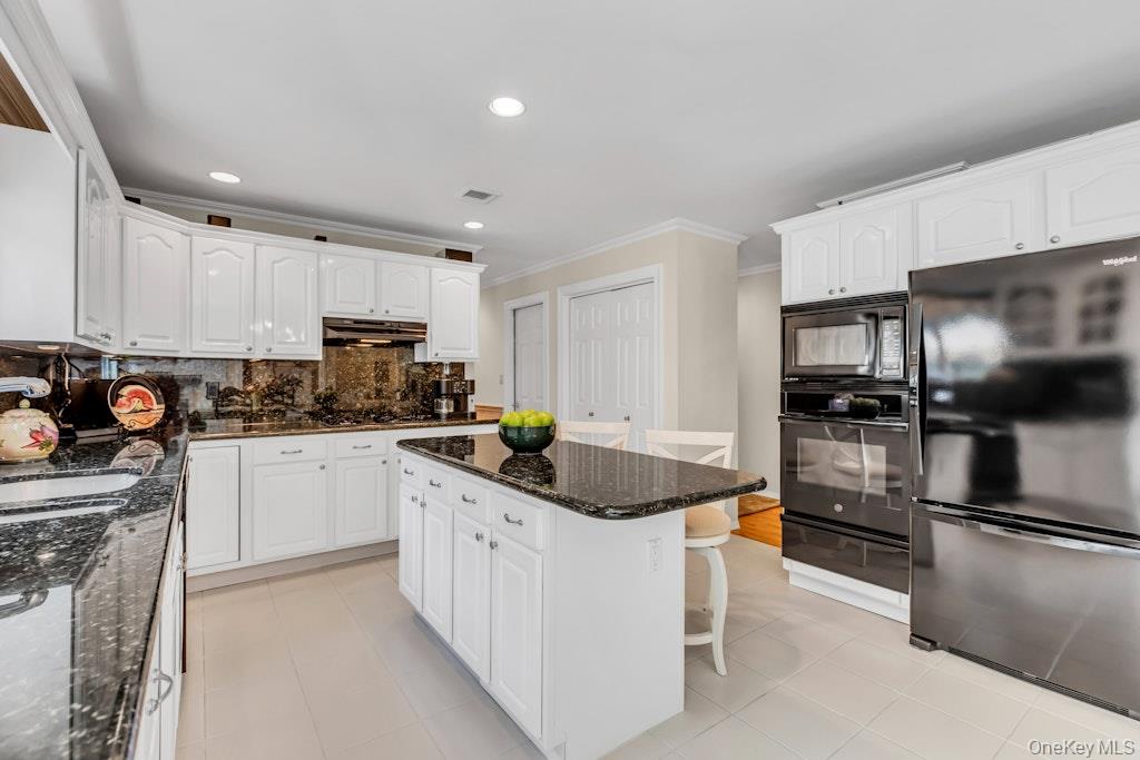 1 Damaris Court, Bayport, NY 11705