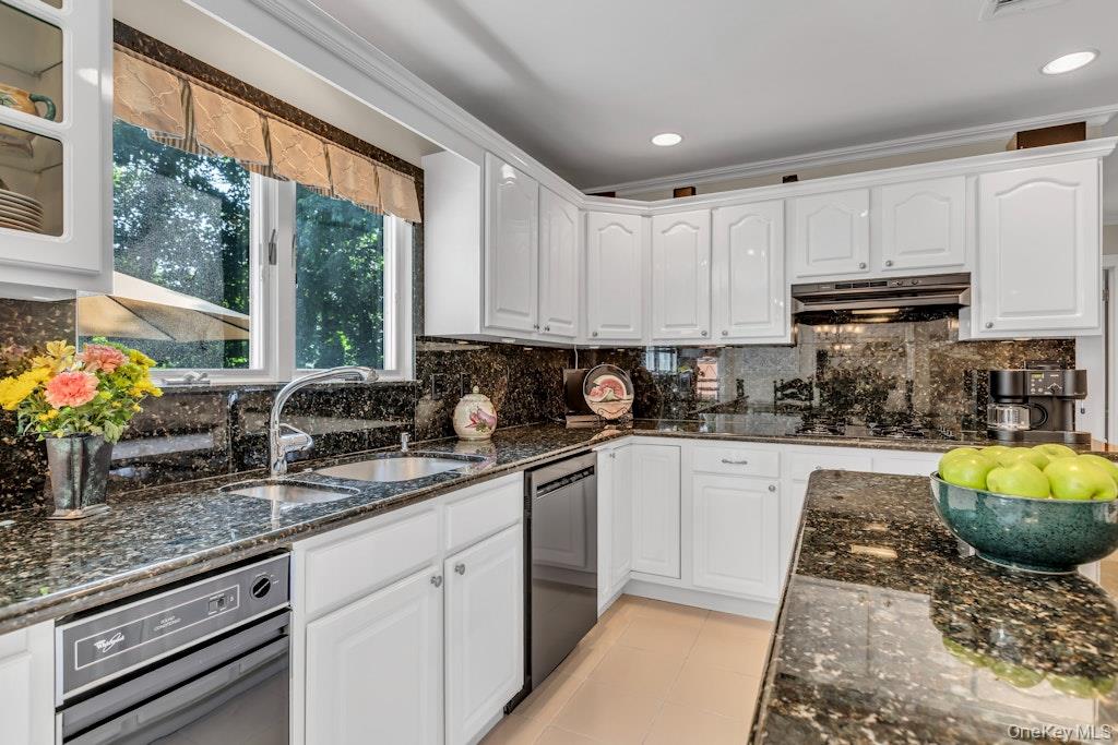 1 Damaris Court, Bayport, NY 11705