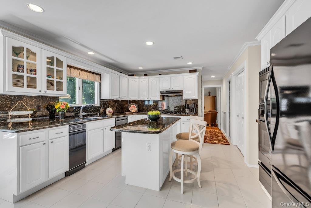 1 Damaris Court, Bayport, NY 11705