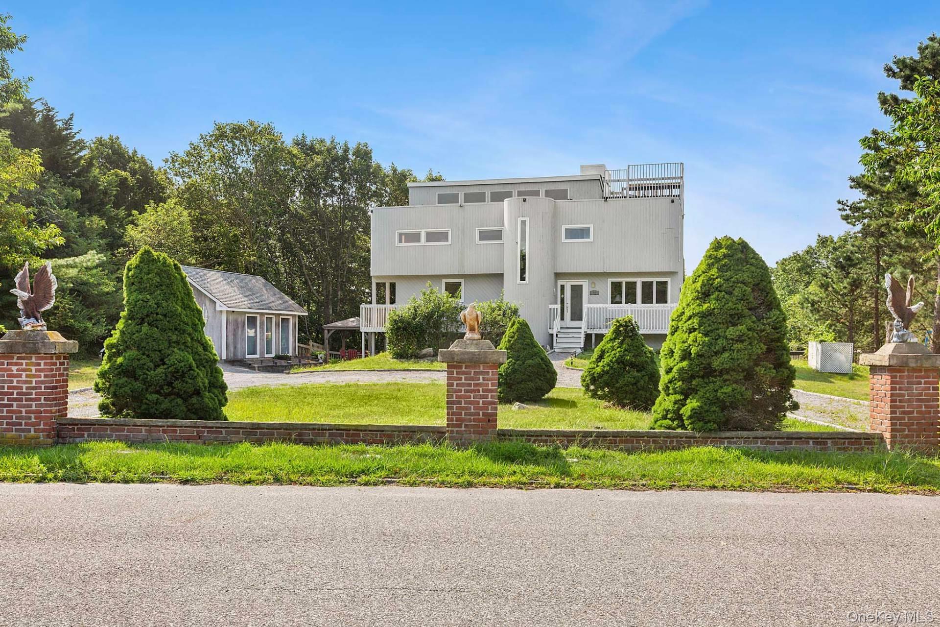 76 Blackwatch Court, Southampton, NY 11968