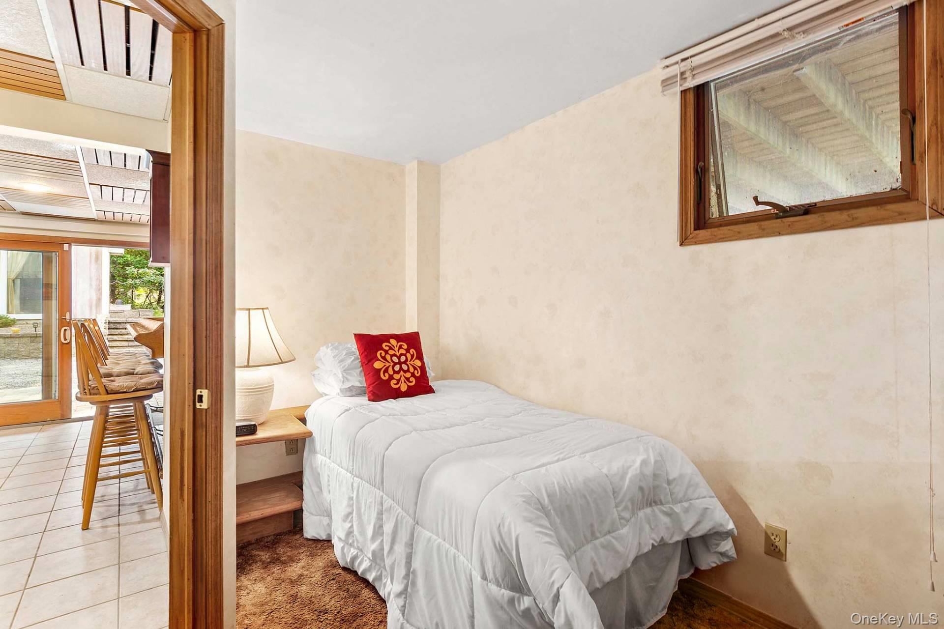 76 Blackwatch Court, Southampton, NY 11968