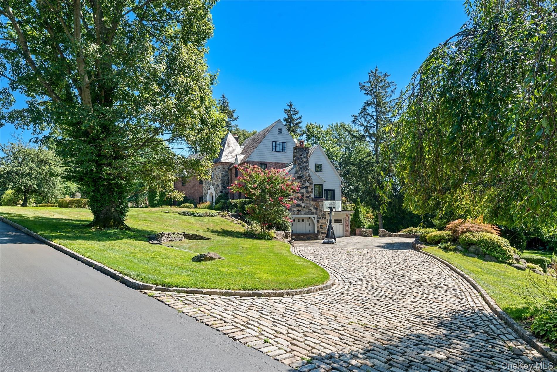 32 Wildwood Drive, Great Neck, NY 11024