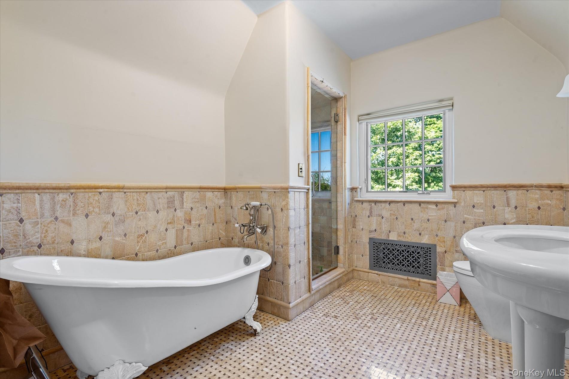 32 Wildwood Drive, Great Neck, NY 11024