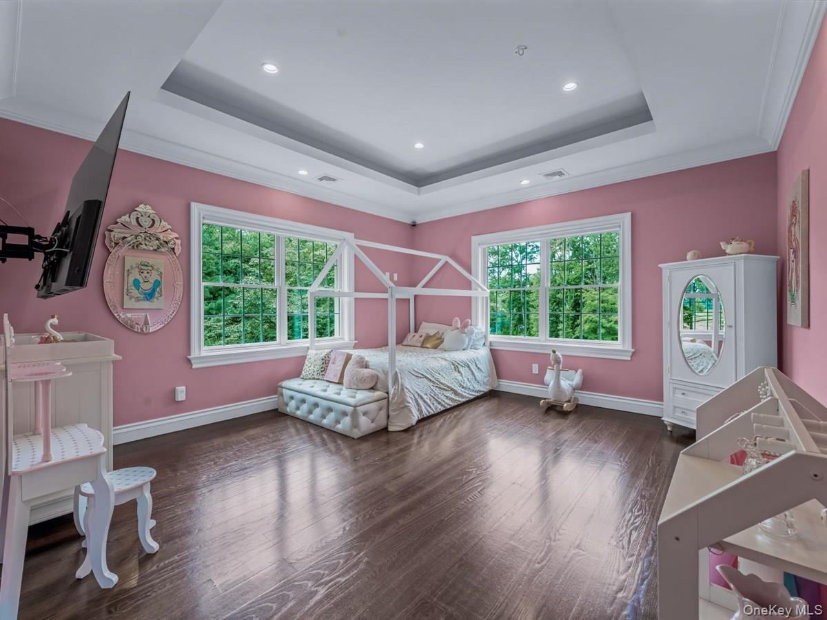 1 Harriman Drive, Sands Point, NY 11050