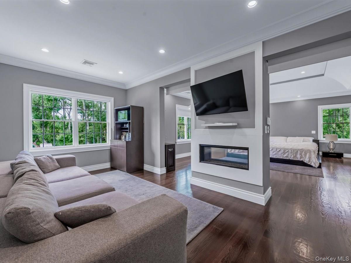 1 Harriman Drive, Sands Point, NY 11050