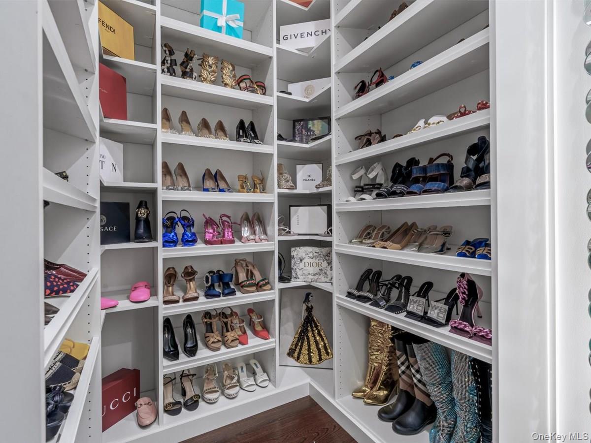 1 Harriman Drive, Sands Point, NY 11050