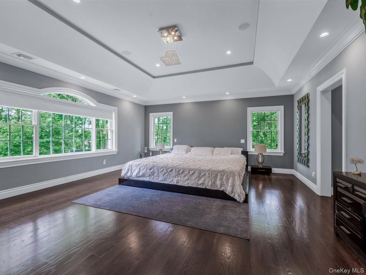 1 Harriman Drive, Sands Point, NY 11050