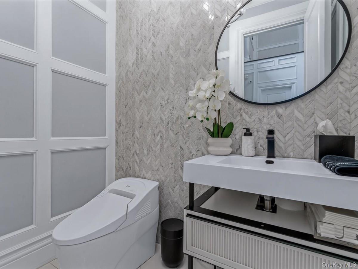 1 Harriman Drive, Sands Point, NY 11050