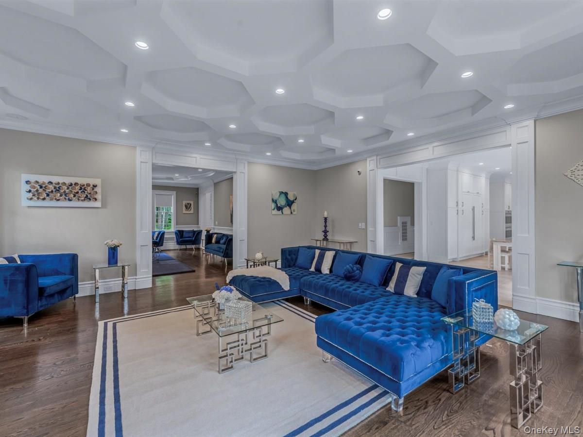 1 Harriman Drive, Sands Point, NY 11050