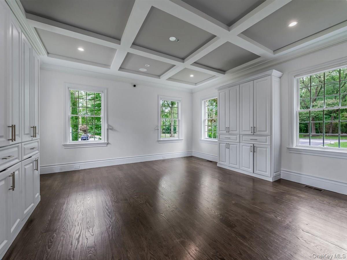 1 Harriman Drive, Sands Point, NY 11050