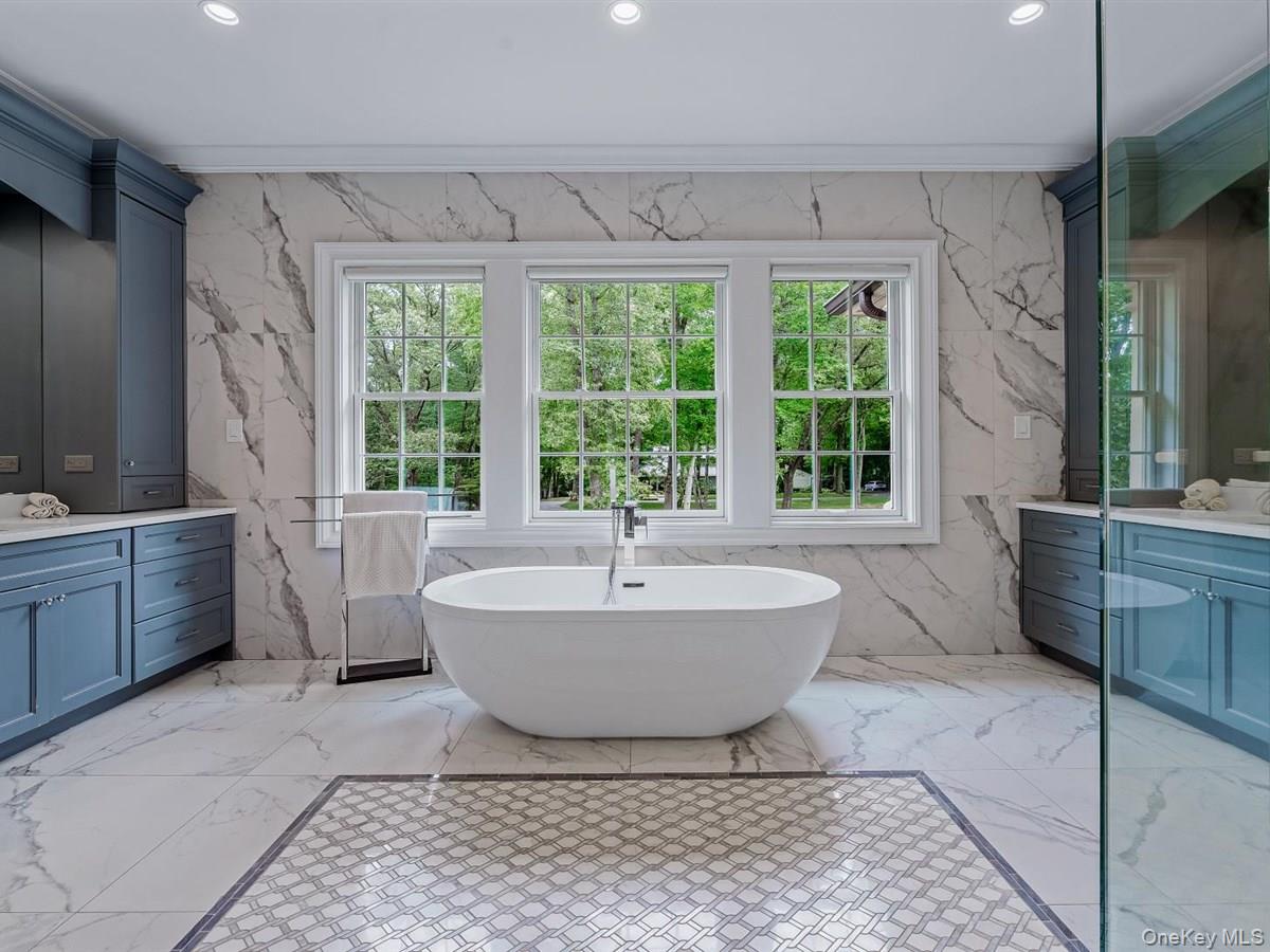 1 Harriman Drive, Sands Point, NY 11050