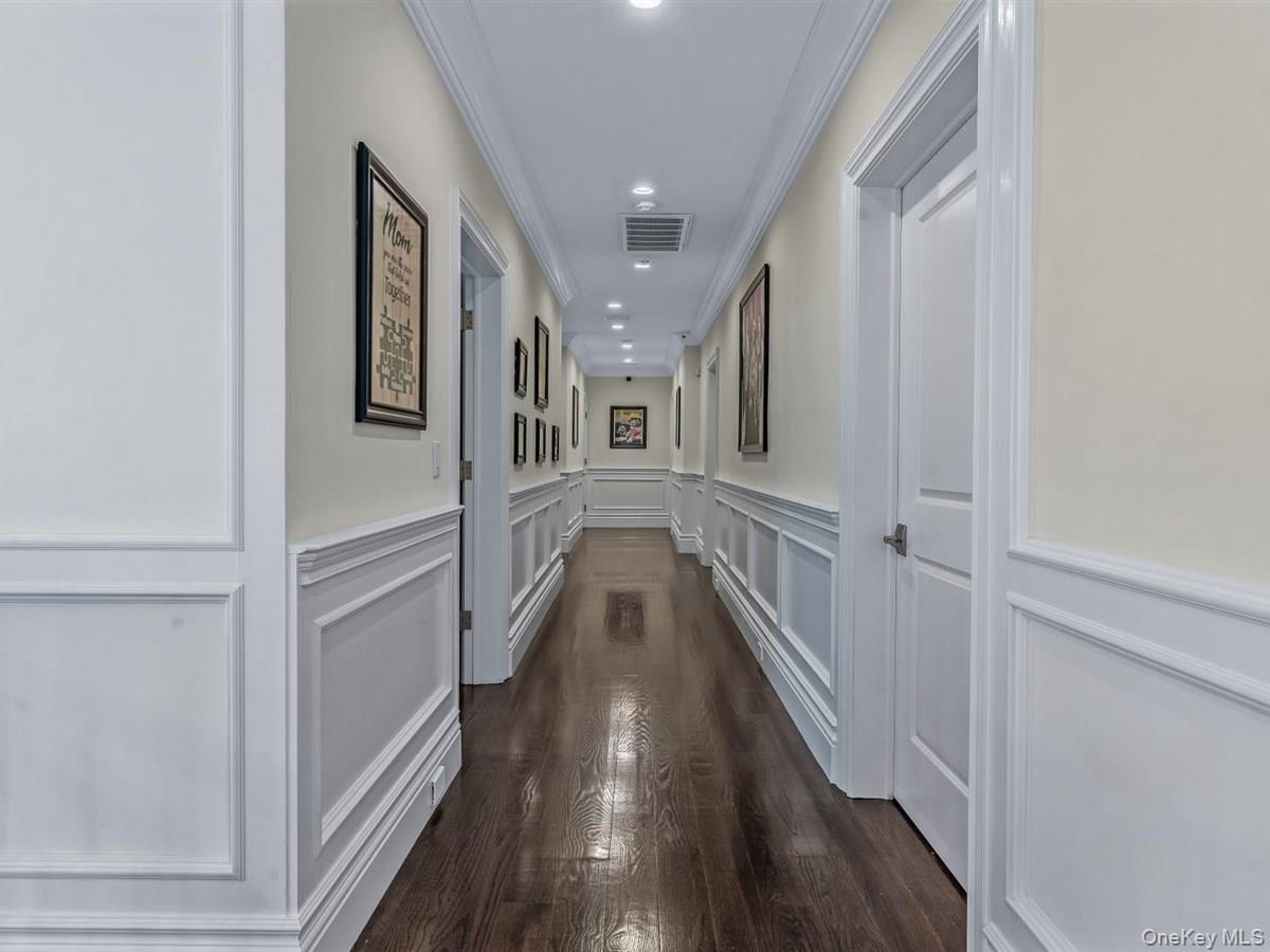 1 Harriman Drive, Sands Point, NY 11050