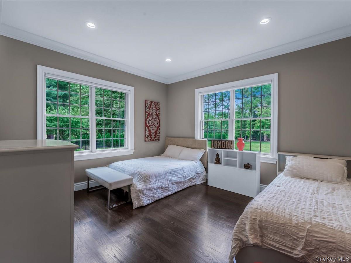 1 Harriman Drive, Sands Point, NY 11050