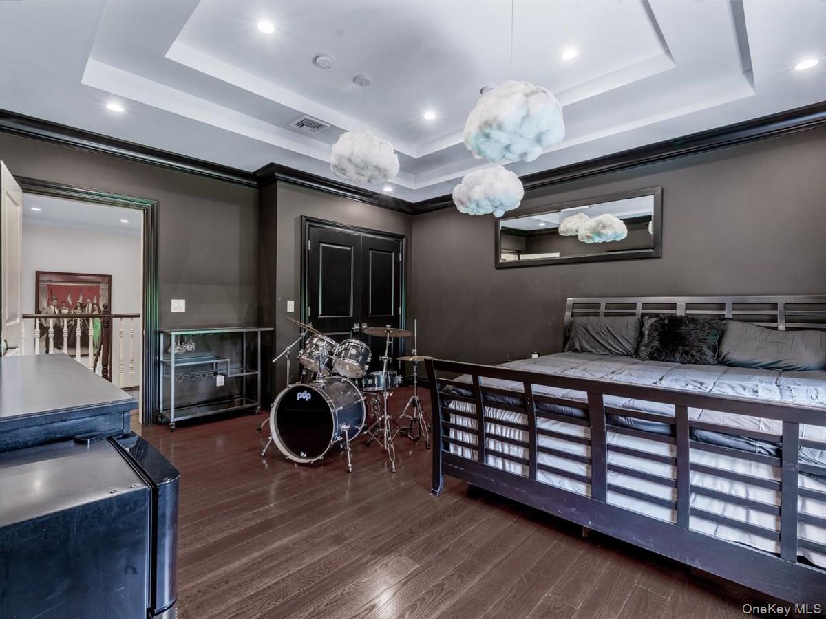 1 Harriman Drive, Sands Point, NY 11050