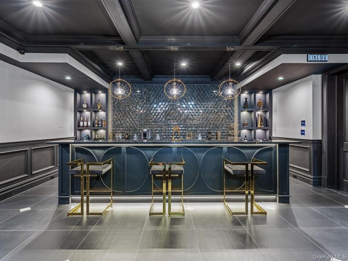 1 Harriman Drive, Sands Point, NY 11050