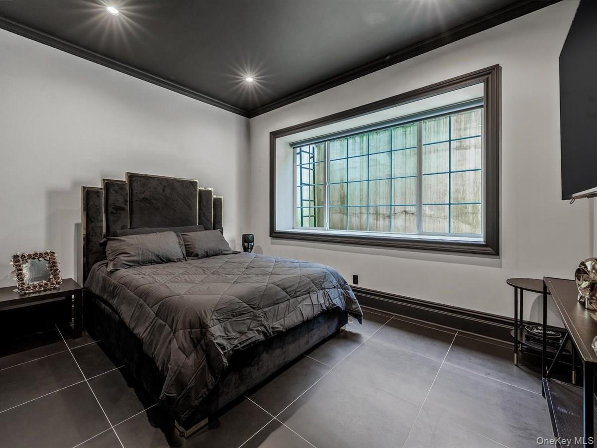 1 Harriman Drive, Sands Point, NY 11050