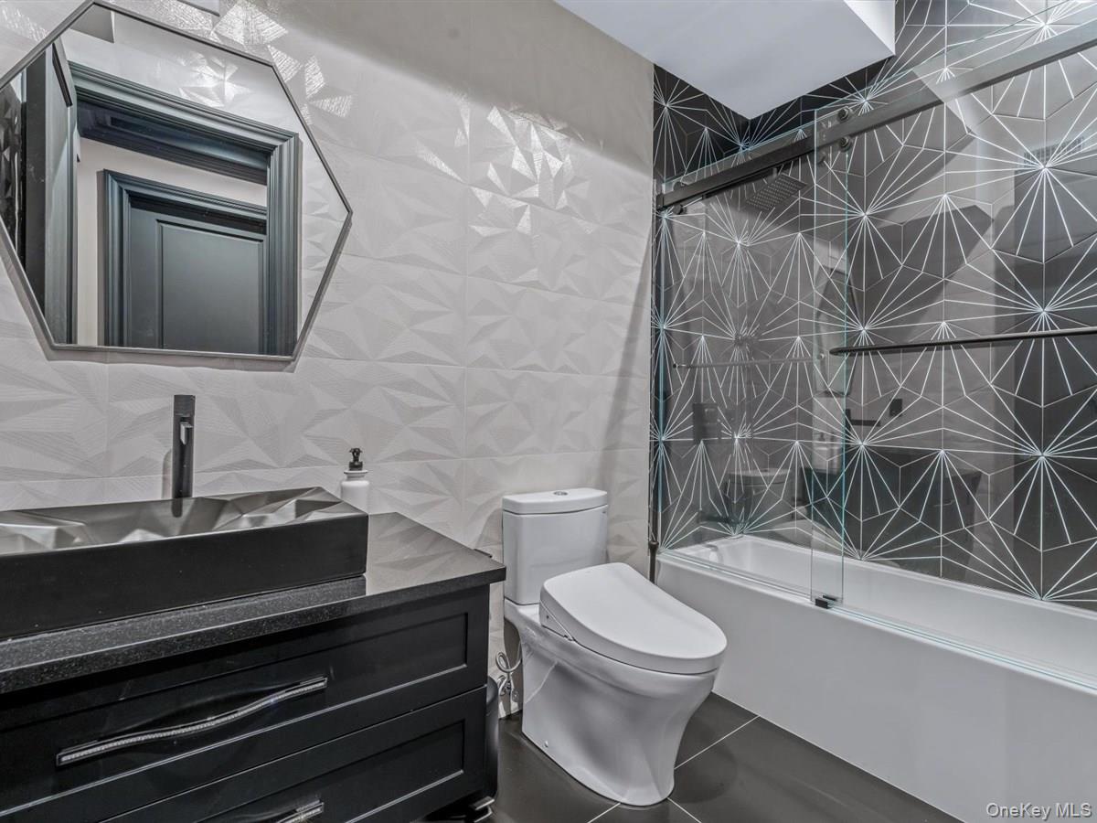 1 Harriman Drive, Sands Point, NY 11050