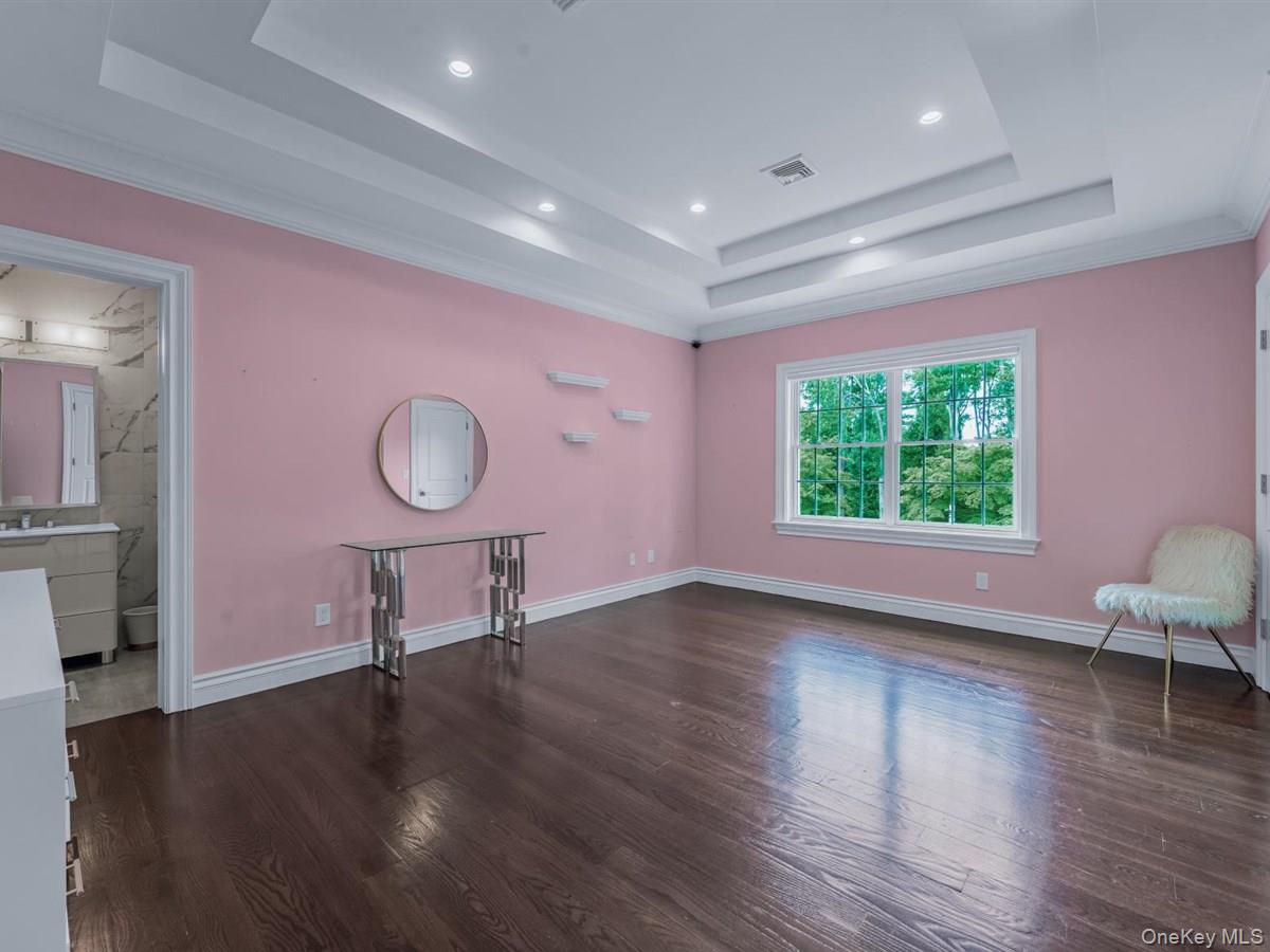 1 Harriman Drive, Sands Point, NY 11050