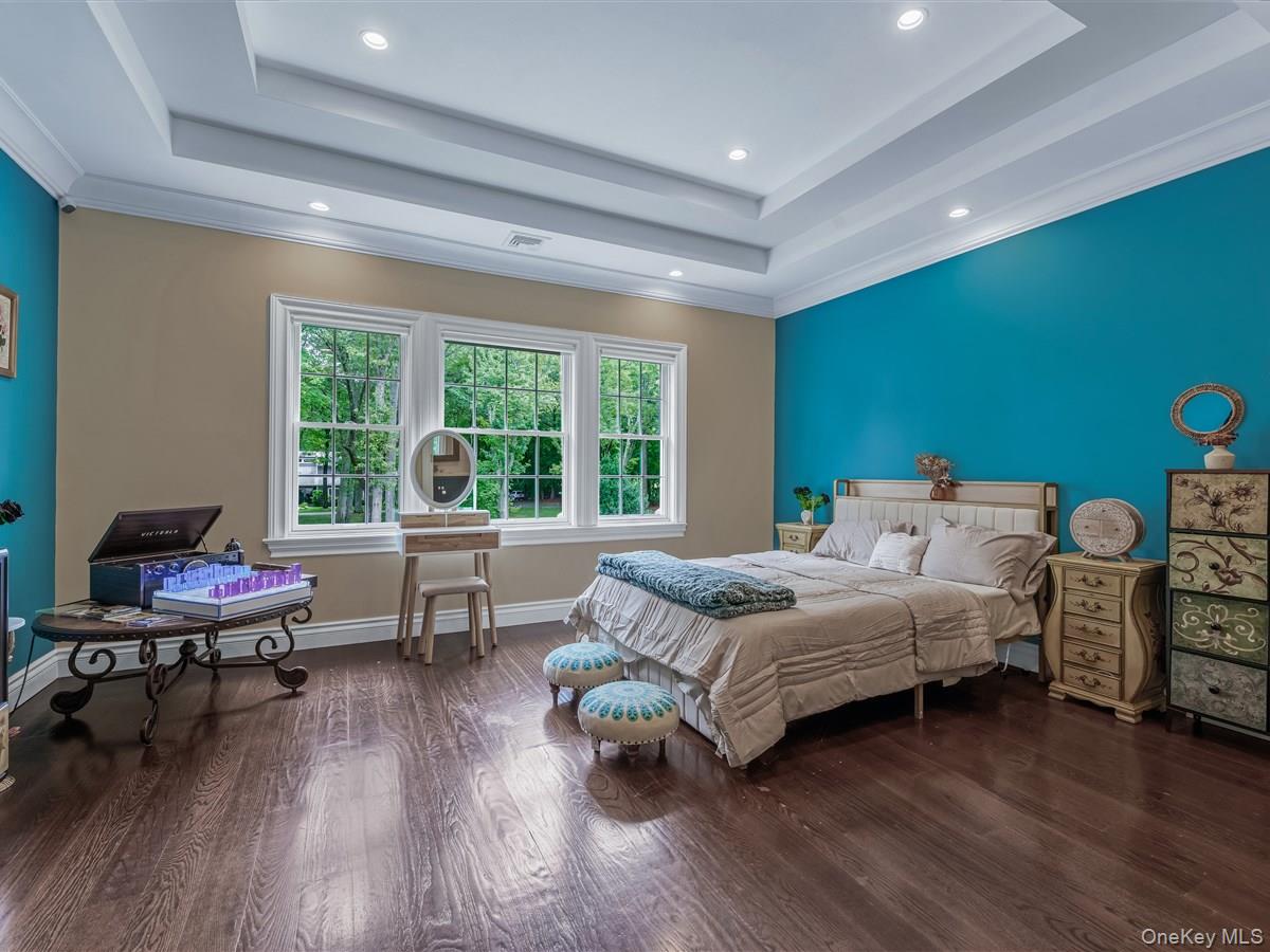 1 Harriman Drive, Sands Point, NY 11050