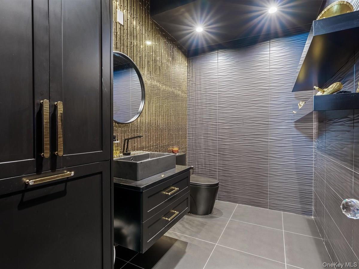 1 Harriman Drive, Sands Point, NY 11050