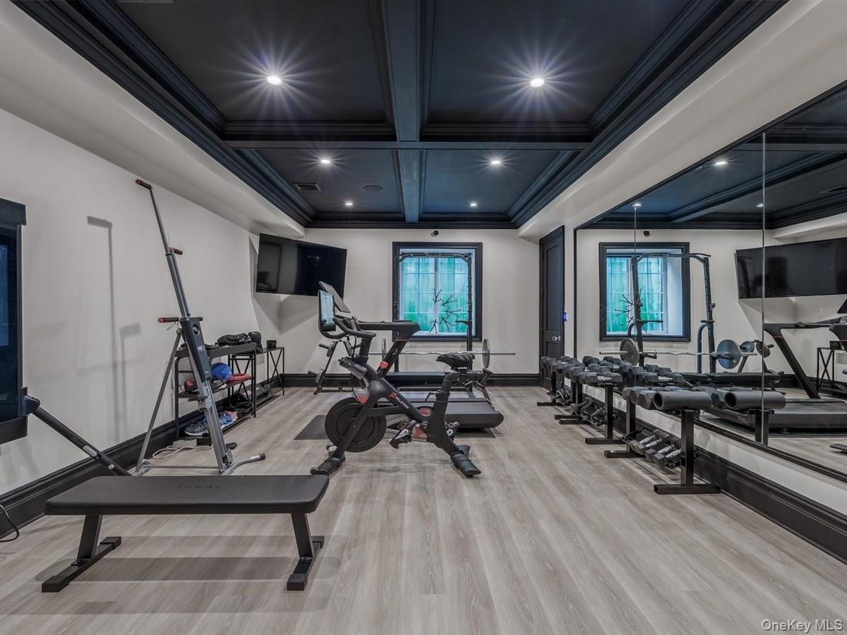 1 Harriman Drive, Sands Point, NY 11050