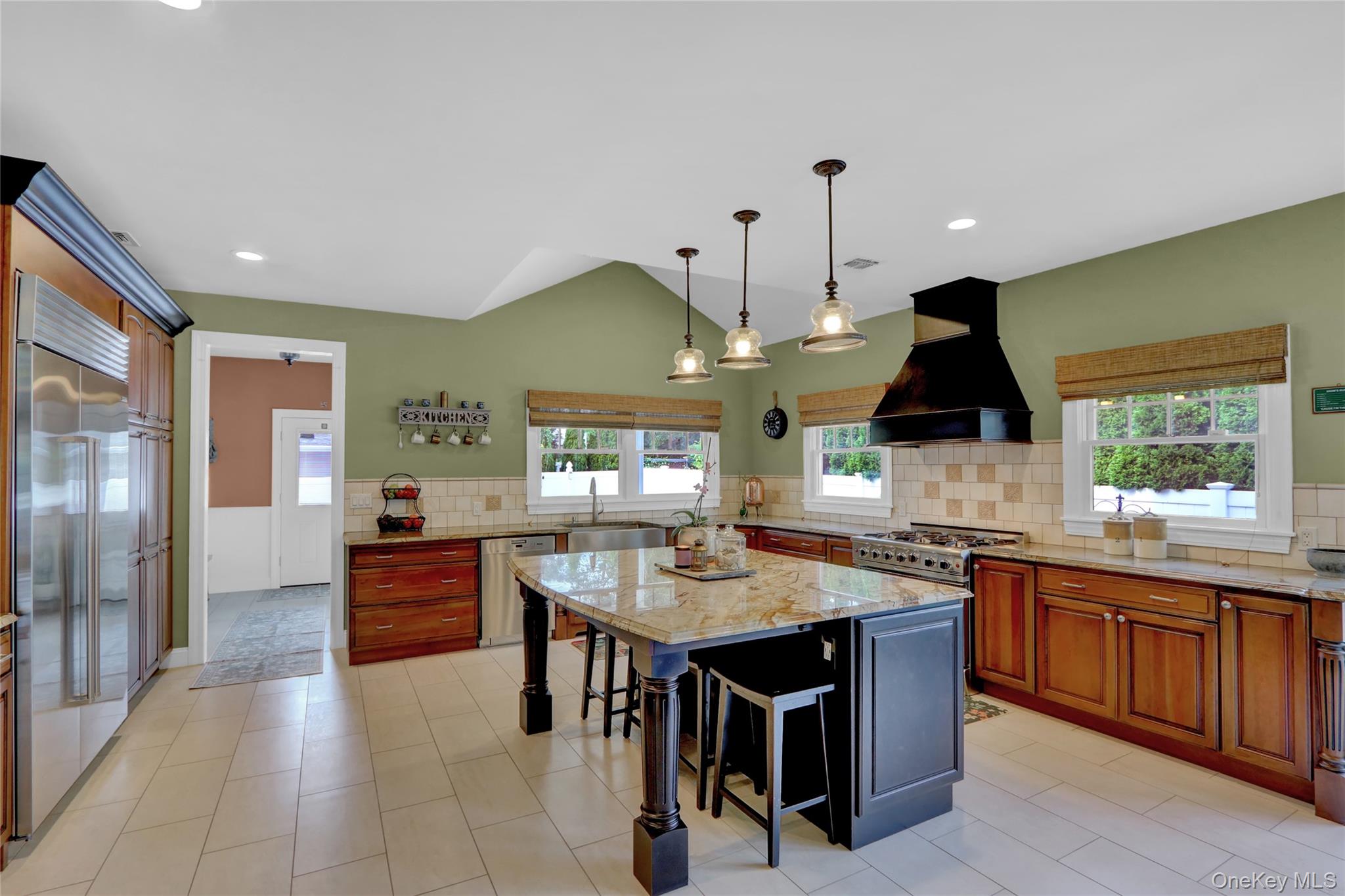 4 Middle Lane, Jericho, NY 11753