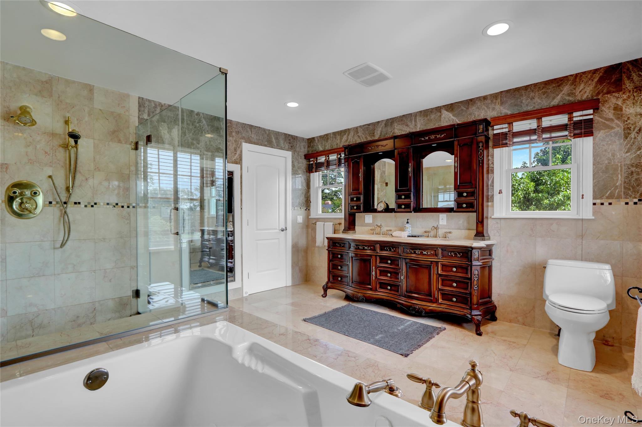 4 Middle Lane, Jericho, NY 11753