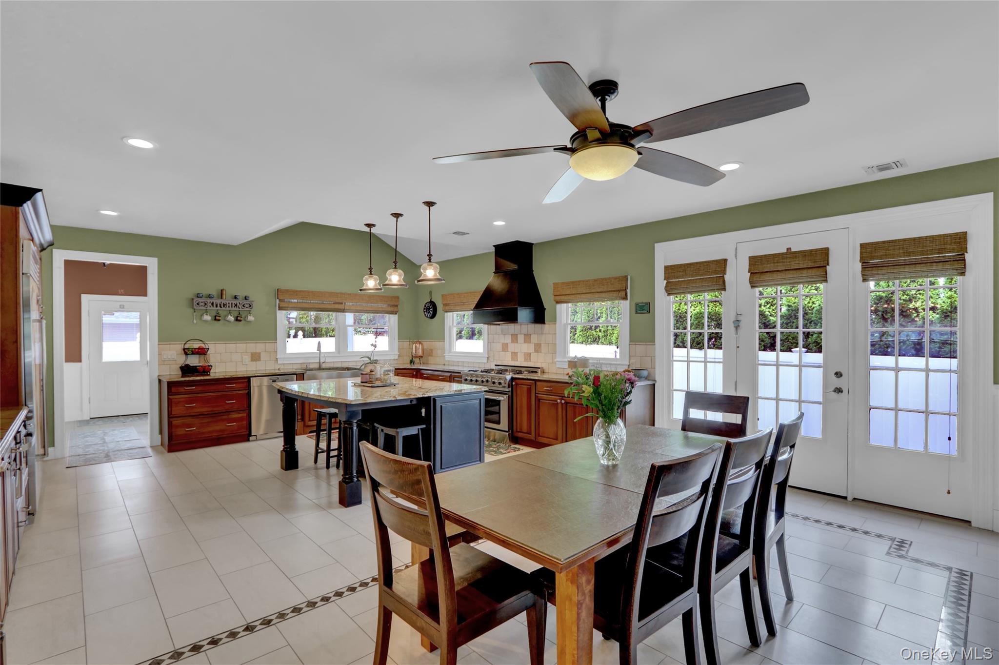 4 Middle Lane, Jericho, NY 11753