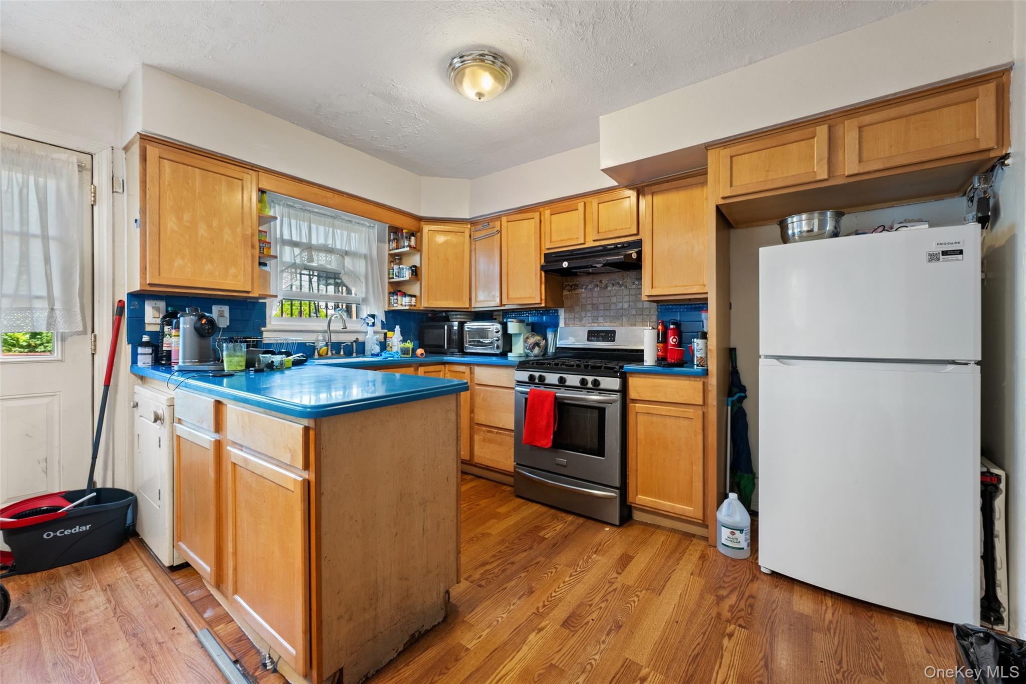 959 E 220th Street, Bronx, NY 10469