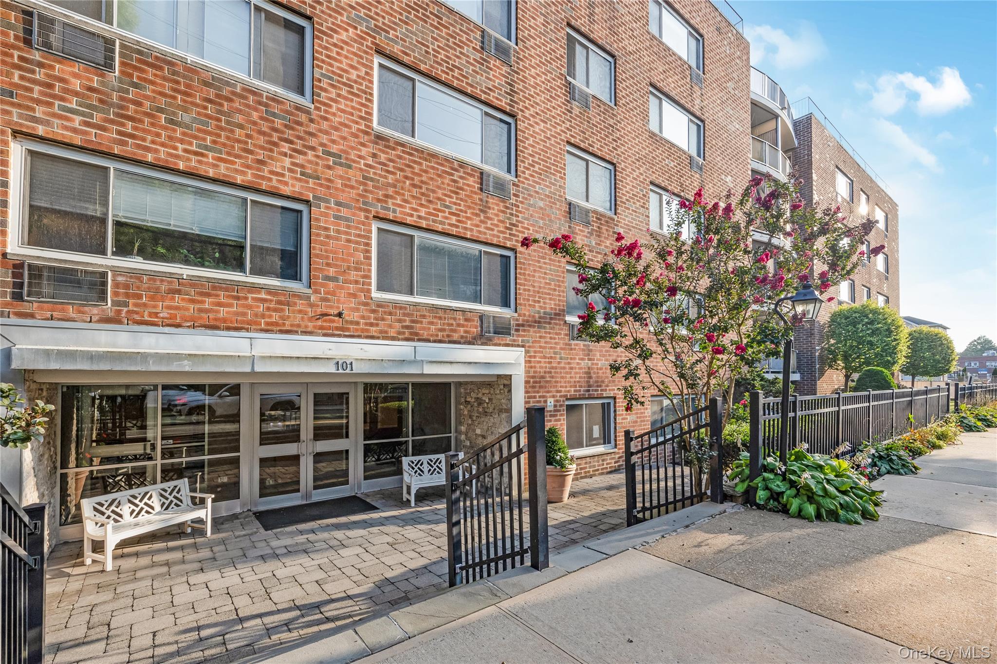 101 Clinton Avenue # 1A, Mineola, NY 11501