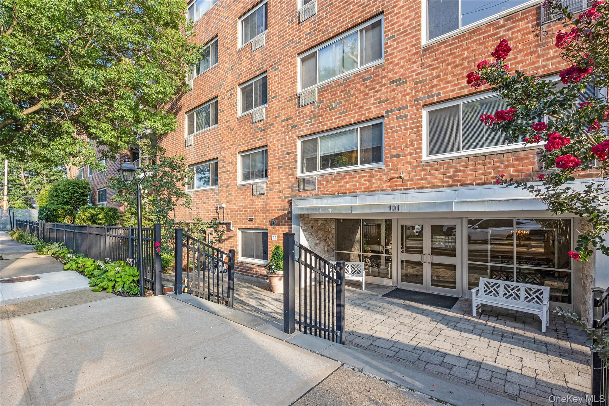 101 Clinton Avenue # 1A, Mineola, NY 11501
