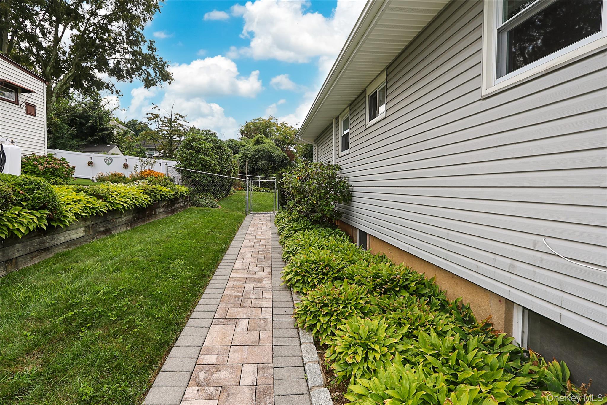 17 2nd Avenue, Locust Valley, NY 11560