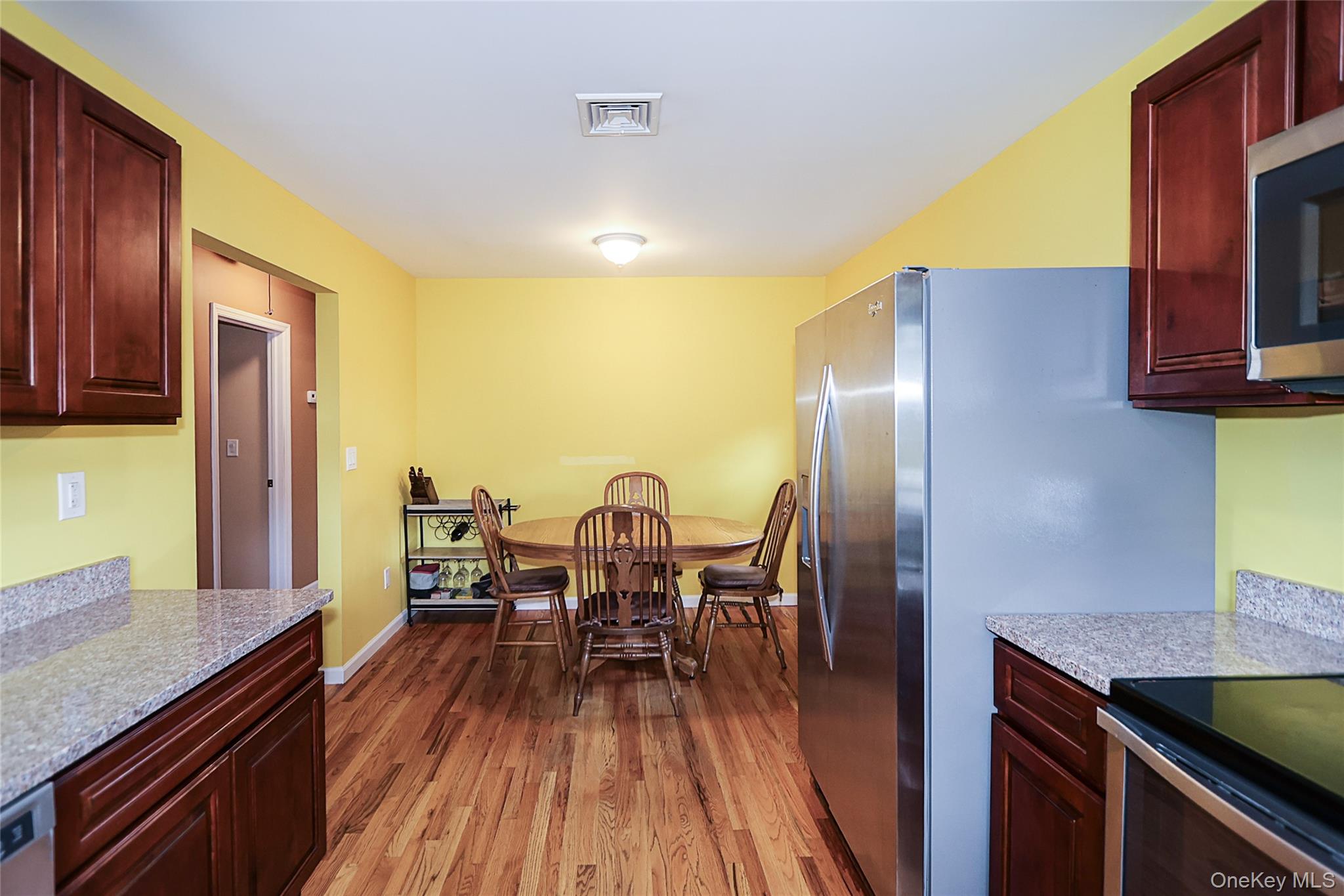 17 2nd Avenue, Locust Valley, NY 11560