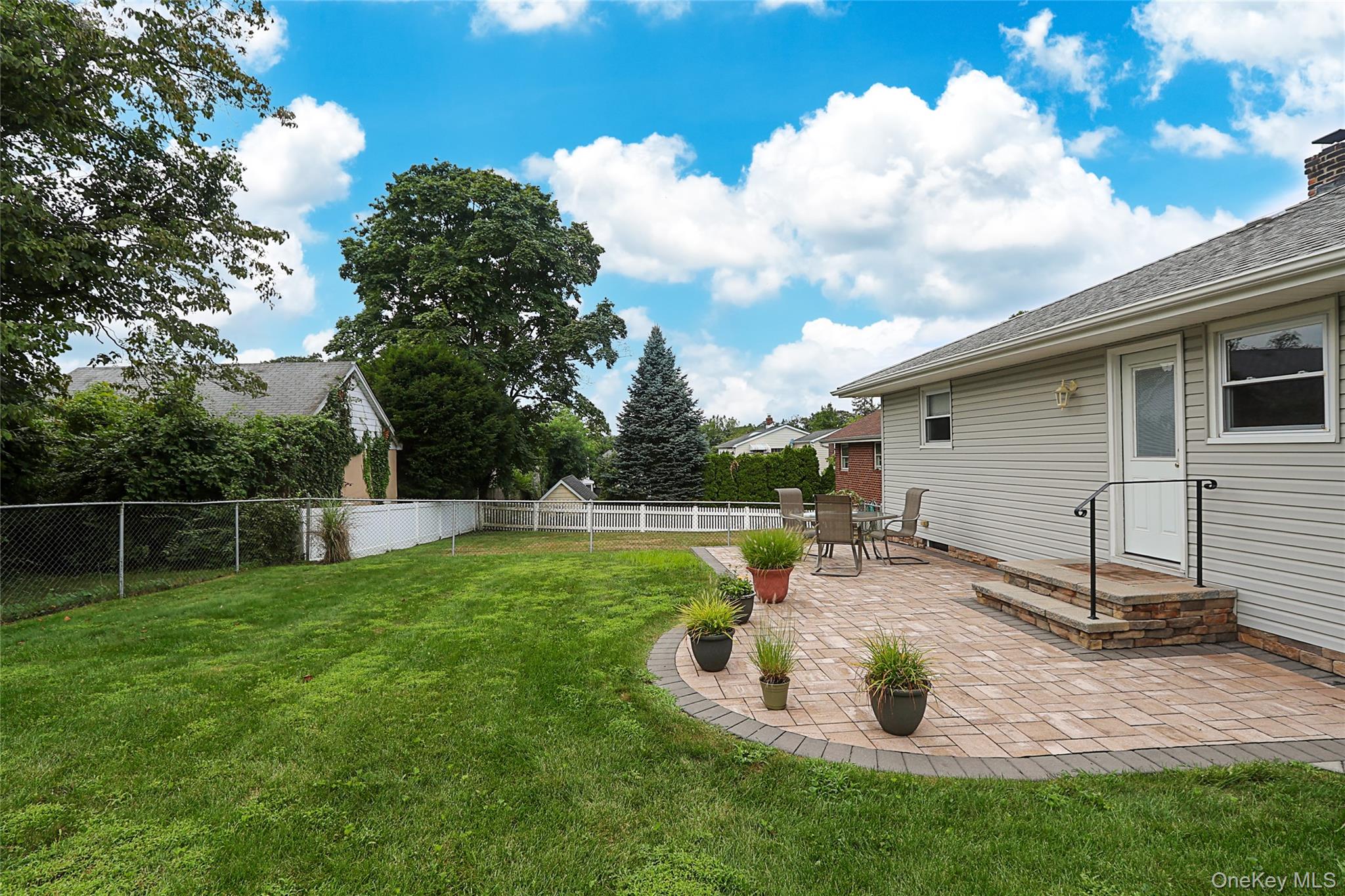 17 2nd Avenue, Locust Valley, NY 11560