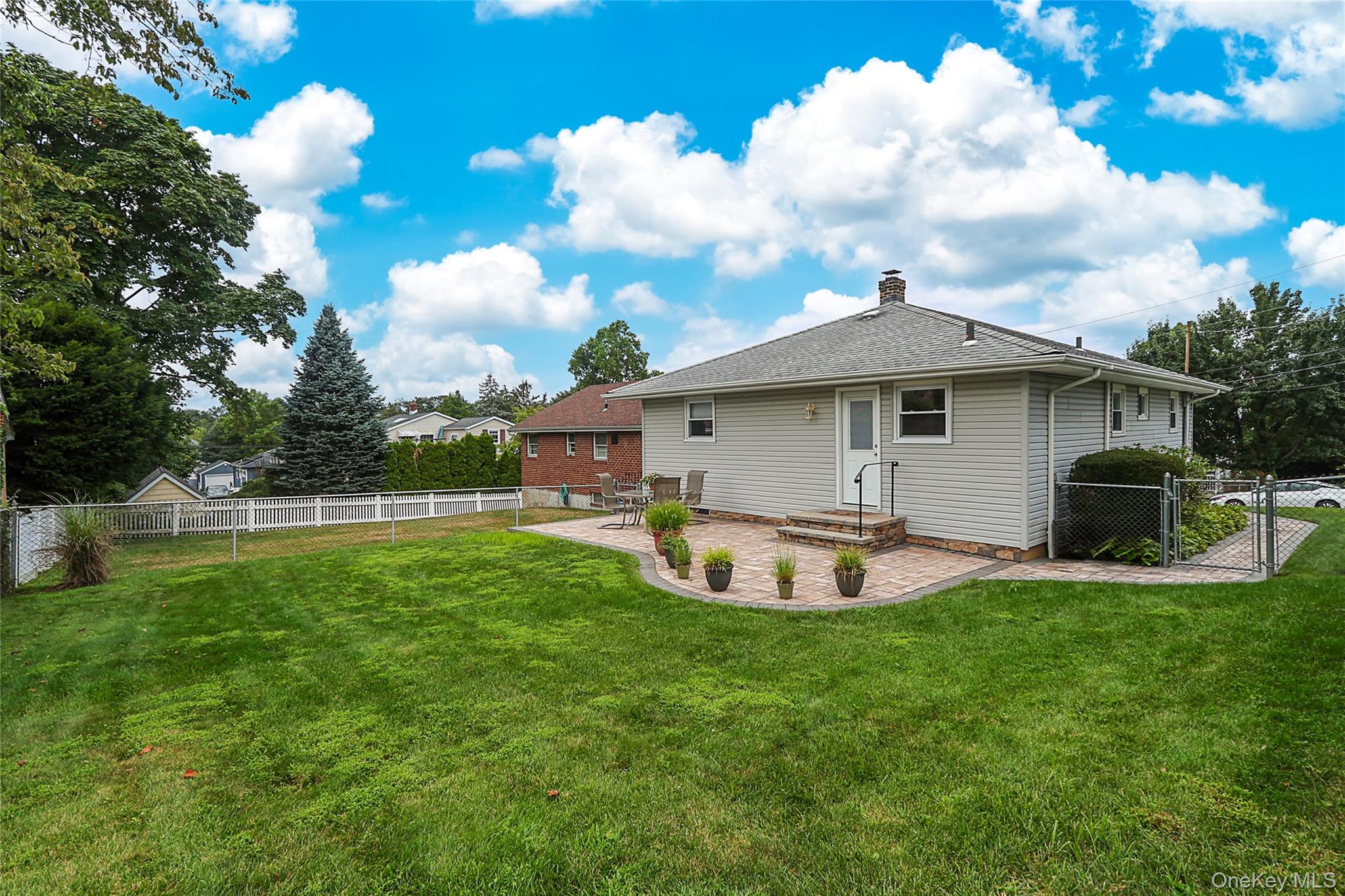 17 2nd Avenue, Locust Valley, NY 11560