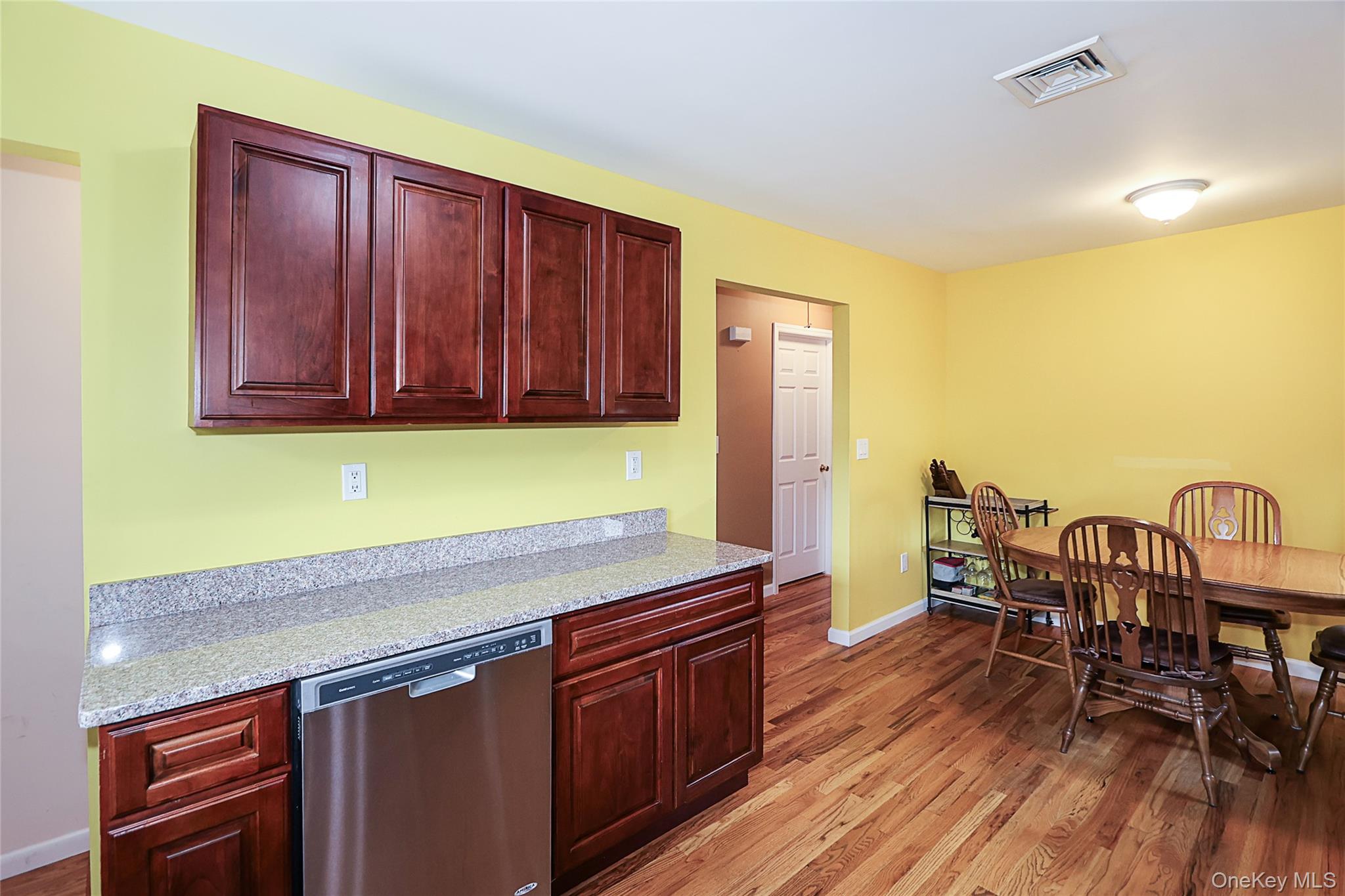 17 2nd Avenue, Locust Valley, NY 11560