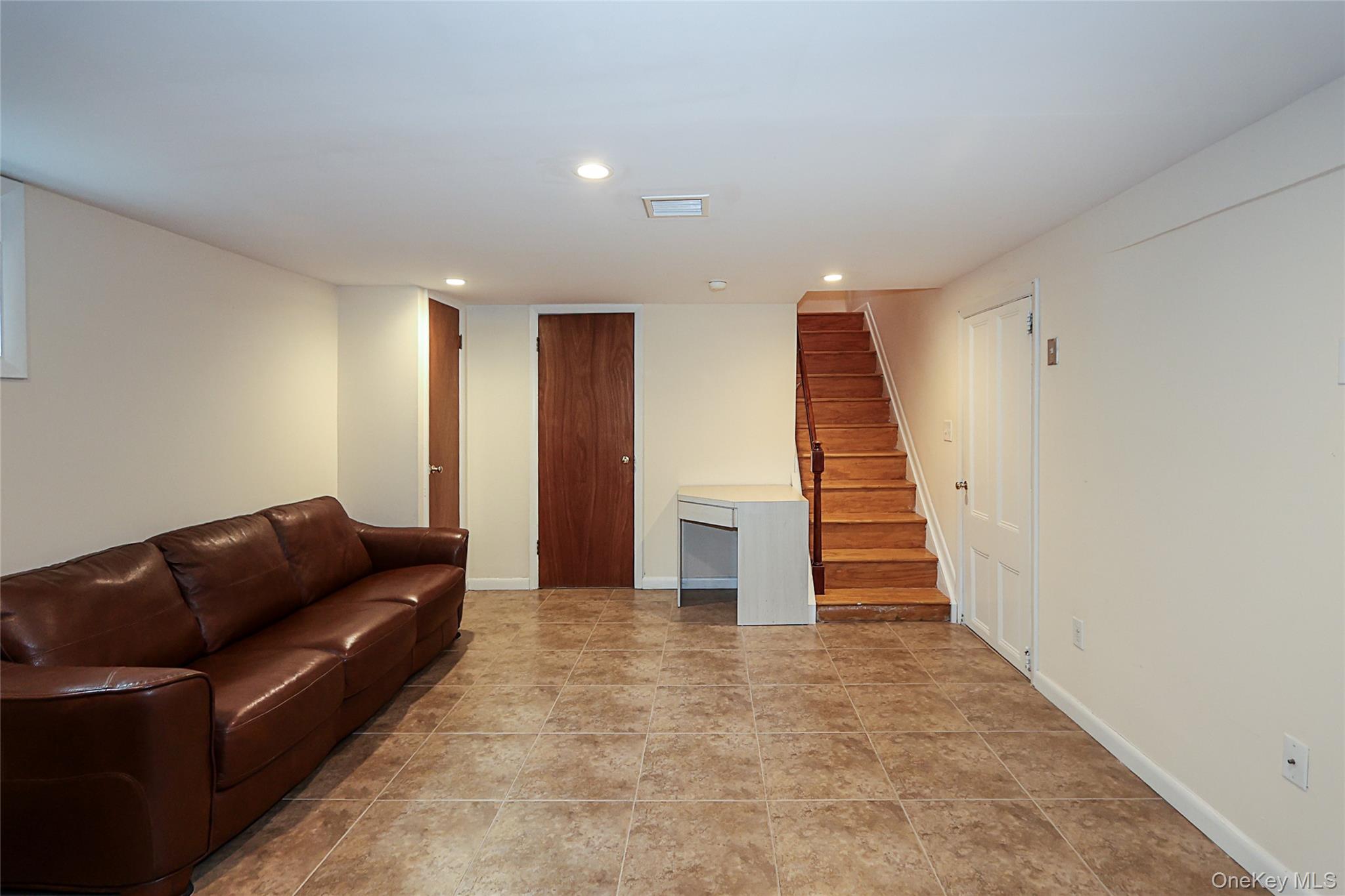 17 2nd Avenue, Locust Valley, NY 11560