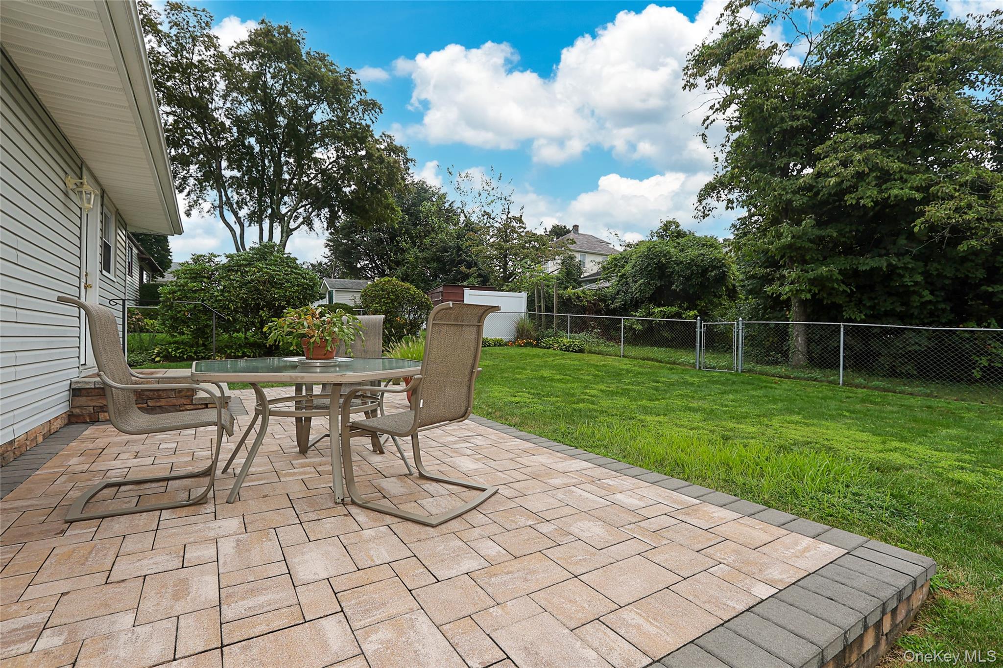 17 2nd Avenue, Locust Valley, NY 11560