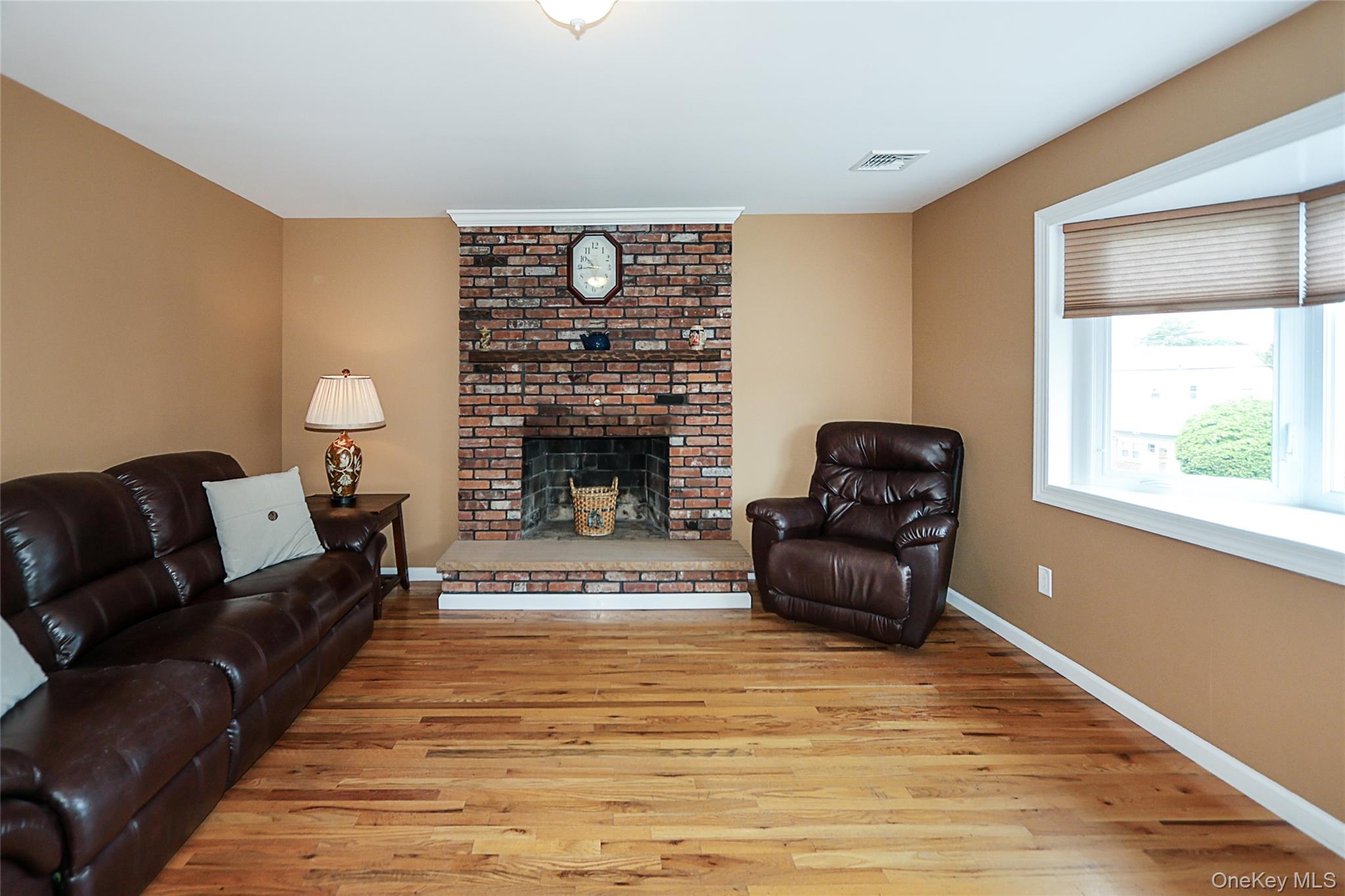 17 2nd Avenue, Locust Valley, NY 11560