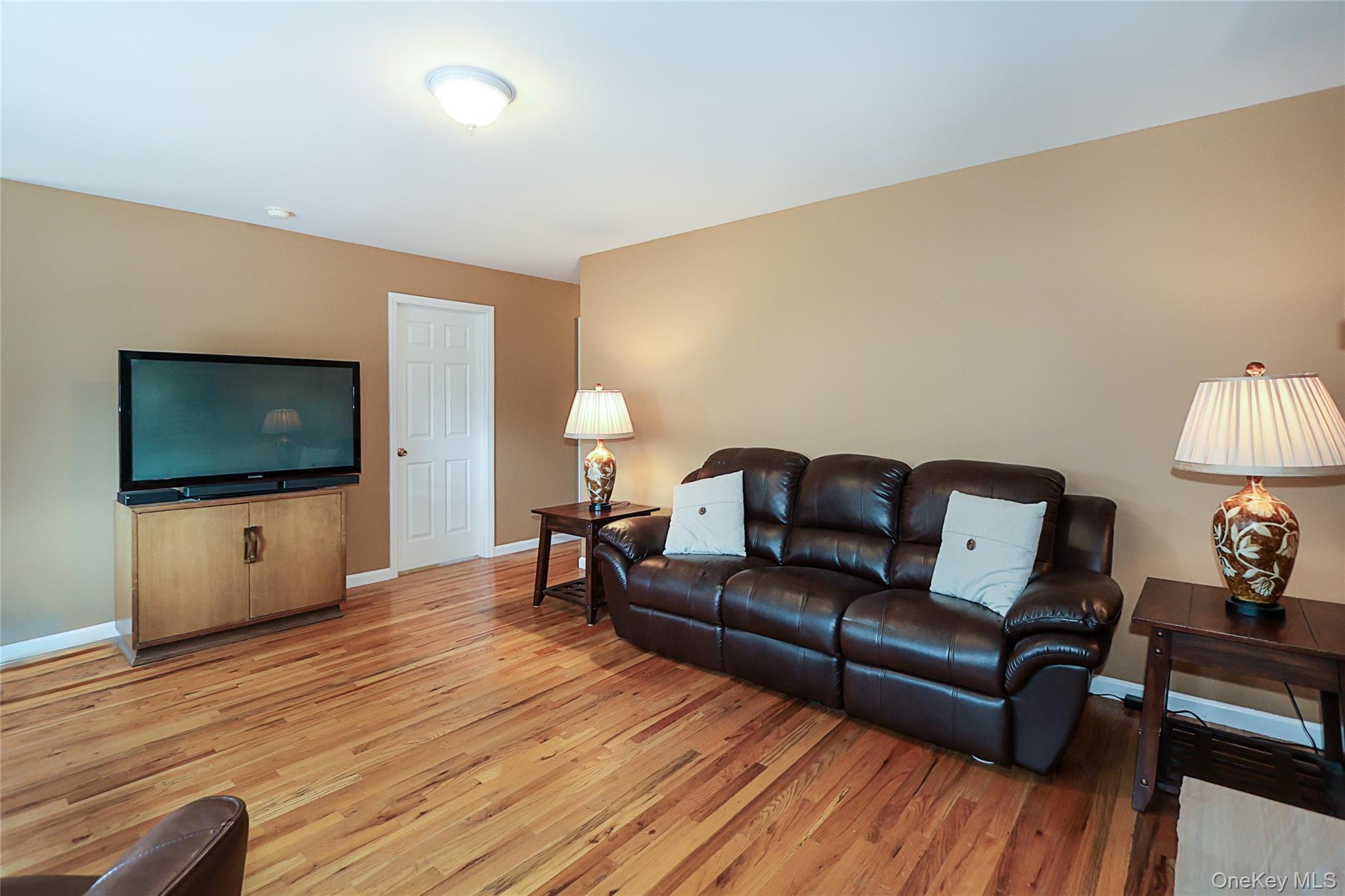 17 2nd Avenue, Locust Valley, NY 11560