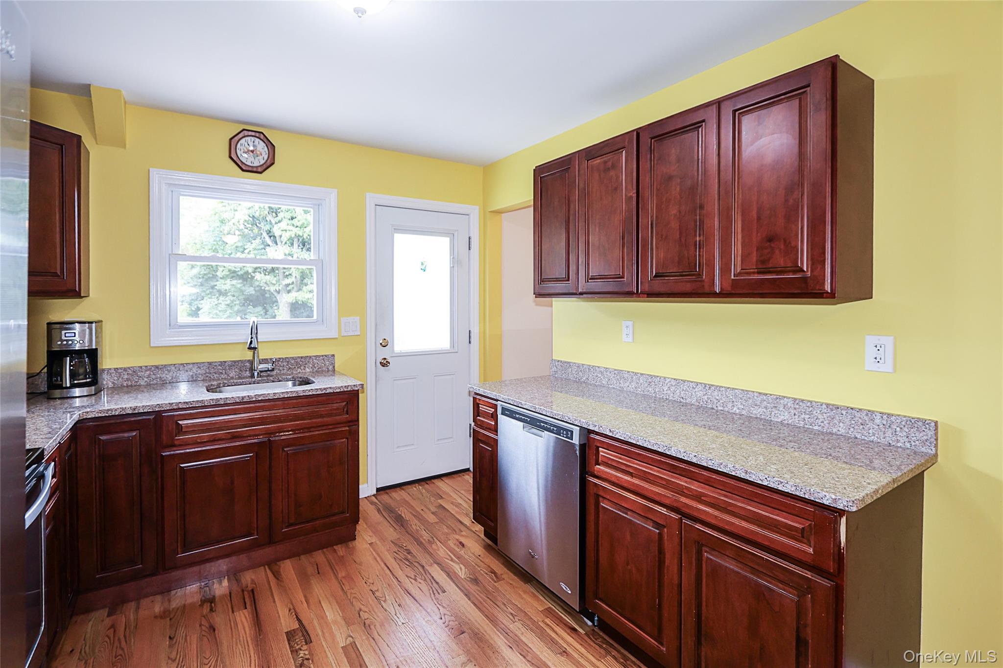 17 2nd Avenue, Locust Valley, NY 11560