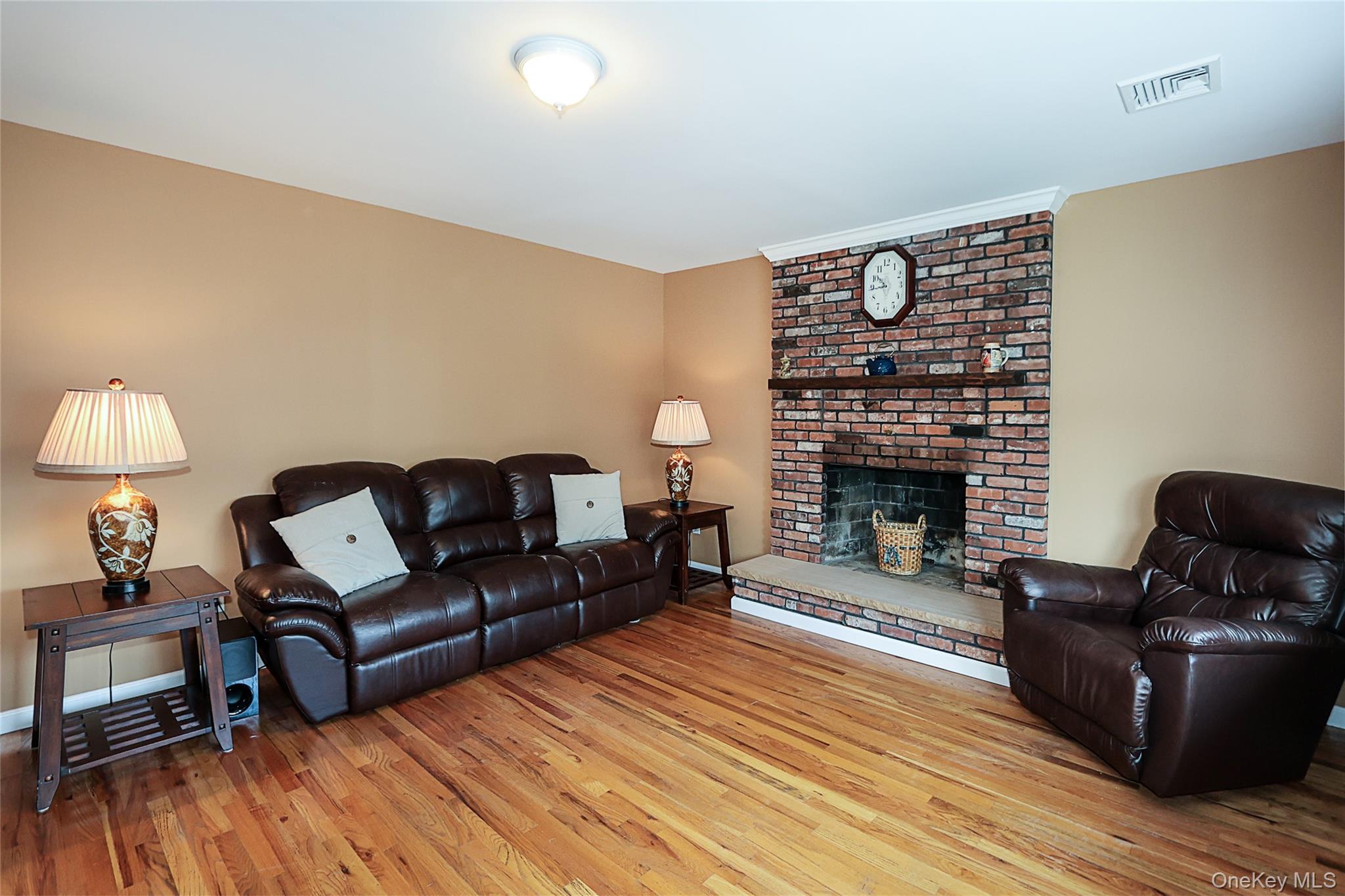 17 2nd Avenue, Locust Valley, NY 11560